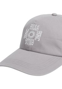 Gorra de béisbol gris hecha de algodón con visera curva. Presenta un diseño bordado en blanco con patrones de sol y olas en la parte delantera.