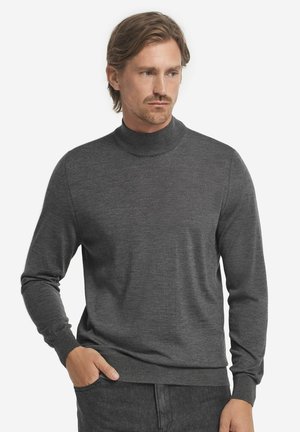 Mørkegrå rullekrave sweater lavet af blødt strikket materiale, med lange ærmer, en tætsiddende silhuet og ribbede manchetter og kant.