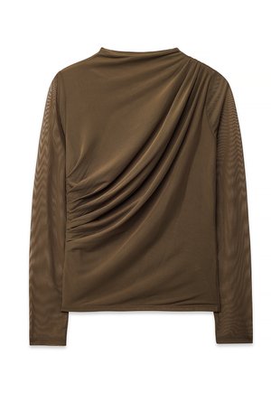 Hnedý top s dlhým rukávom s priehľadnými rukávmi a zdobený záhybmi s nariasenou látkou cez chrbát a pravý ramenový priestor.