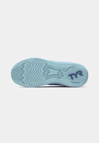 Suola di scarpe in gomma blu chiaro con motivo a zig-zag e logo impresso "TYR". Presenta un tallone e una intersuola rinforzati per una maggiore durata.
