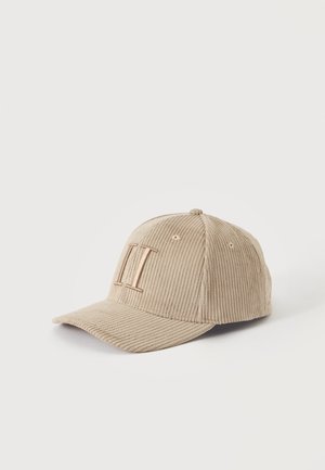 Casquette de baseball en velours côtelé beige avec chiffre romain II brodé à l'avant, six panneaux et visière incurvée sur fond blanc.