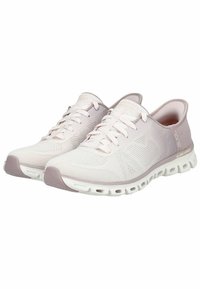 Baskets de sport rose clair avec une tige en mesh, un design à lacets et une semelle blanche rembourrée comportant des découpes pour plus de flexibilité.