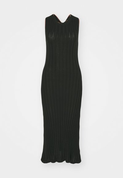 Robe en tricot côtelé noire avec une silhouette ajustée, présentant un décolleté dégagé et de subtiles perforations pour ajouter de la texture. Conception longue jusqu'au sol.