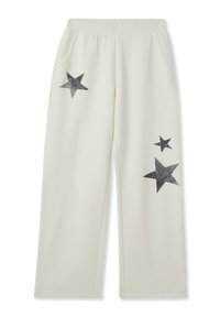 Białe dresowe spodnie z elastycznym pasem, z trzema czarnymi, brokatowymi wzorami gwiazd po bokach oraz kieszeniami bocznymi.