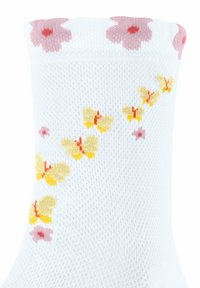 Weiße Socken mit einem strukturierten Strickmuster, verziert mit rosa Blumen und gelben Schmetterlingen mit roten Akzenten auf dem ganzen Körper.