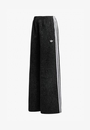 Pantaloni neri a gamba larga con motivo testurizzato sottile, vita elastica, tre strisce bianche lungo i lati e piccolo logo Adidas bianco sulla coscia sinistra.