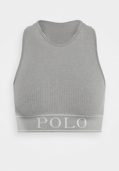 Grå ribbet crop top med rund halsringning og åpen rygg. Har en hvit "POLO"-logo på en solid grå stripe nederst.