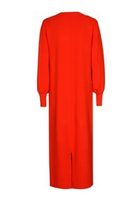 Rotes Strickkleid mit rundem Halsauschnitt, langen Puffärmeln und einem Schlitz hinten in der Mitte, mit einem geraden Schnitt, der unter das Knie fällt.