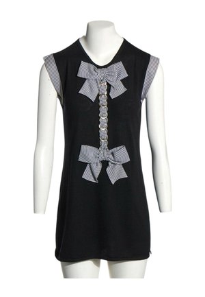 Robe noire sans manches avec des nœuds en tissu rayé et un volant froncé devant, présentée sur un mannequin blanc avec un fond uni.