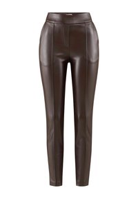 Pantaloni in faux leather marroni con una texture liscia, vita alta e silhouette affusolata. Presentano tasche frontali e cuciture dettagliate.