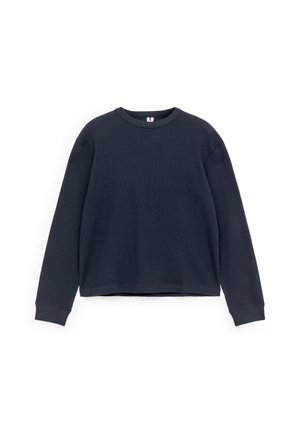 Navy blue long-sleeve sweatshirt made of textured cotton, featuring a round neckline, ribbed cuffs, and a cropped hem.