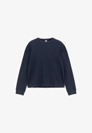 Marineblauwe longsleeve sweater gemaakt van getextureerde katoen, met een ronde halslijn, geribbelde manchetten en een cropped boord.