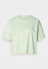 Κοντό ανοιχτό πράσινο T-shirt με κοντά μανίκια και στρογγυλή λαιμόκοψη, παρουσιάζεται σε λευκό φόντο.