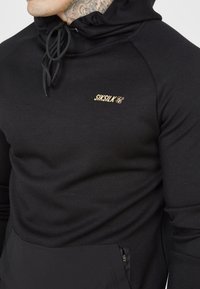 SIKSILK Felpa con cappuccio - black