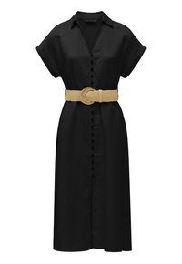 Schwarzes Hemdkleid mit durchgehender Knopfleiste, kurzen umgeschlagenen Ärmeln und einem breiten gewebten Strohbelt mit einer runden Schnalle.