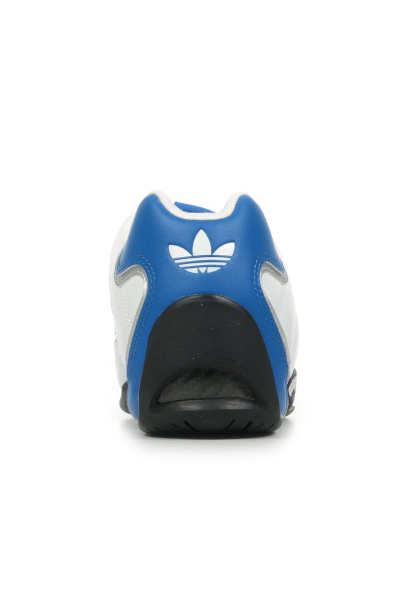 Baskets blanches avec un talon bleu et des accents, présentant une surface texturée et une semelle en caoutchouc noir. Comprend un logo blanc sur le talon.