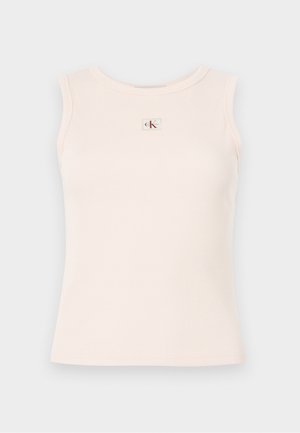 Lys rosa ribbad linne med rund halsringning. Har en liten, rektangulær logo-patch med en r�ød og grønn design på forsiden.