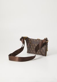 Pruun mustriga ristikotibaga, millel on kuldne tõmblukk, lame profiil ja lai, reguleeritav pruun rihm. Materjalil on logo disain.