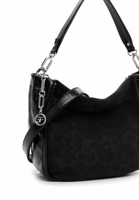 Melnas teksturētas rokas soma ar noņemamu siksnu, sudraba ķēdes saišu un apaļu sudraba SF logotipa piekariņu sānos.