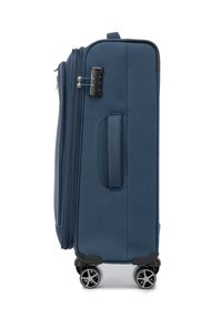 Valise rigide bleu marine avec une finition texturée, deux fermetures éclair, une serrure à combinaison et quatre roues pivotantes pour une mobilité aisée.