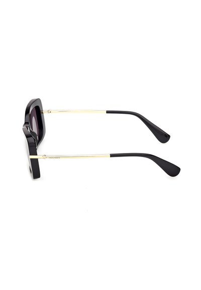 Lunettes de soleil rectangulaires à monture noire avec branches métalliques dorées et embouts d’oreille noirs incurvés, vues de profil sur fond blanc.