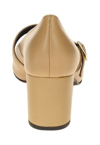 Sandalia de tacón alto beige con un ancho tacón bloque, parte superior de cuero liso y correa en el tobillo con un detalle de hebilla metálica.