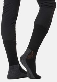 Zwarte sokken met een geribbelde textuur, met grijze accenten bij de hiel en teen en een ademend breipatroon op het bovenste deel.