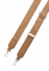 Regulowany brązowy pasek torby z tkaniny z skórzanymi końcówkami i srebrnymi metalowymi karabinkami na białym tle.