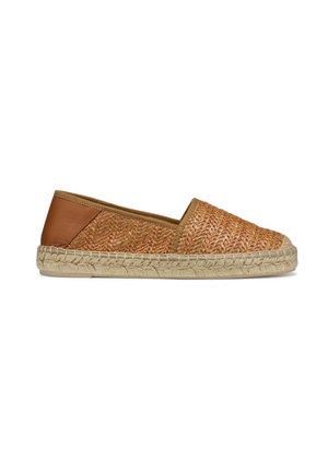 Zapato plano tipo espadrille con parte superior de paja trenzada en marrón claro, que contrasta con un tacón de cuero en color marrón claro y una suela de yute trenzado.