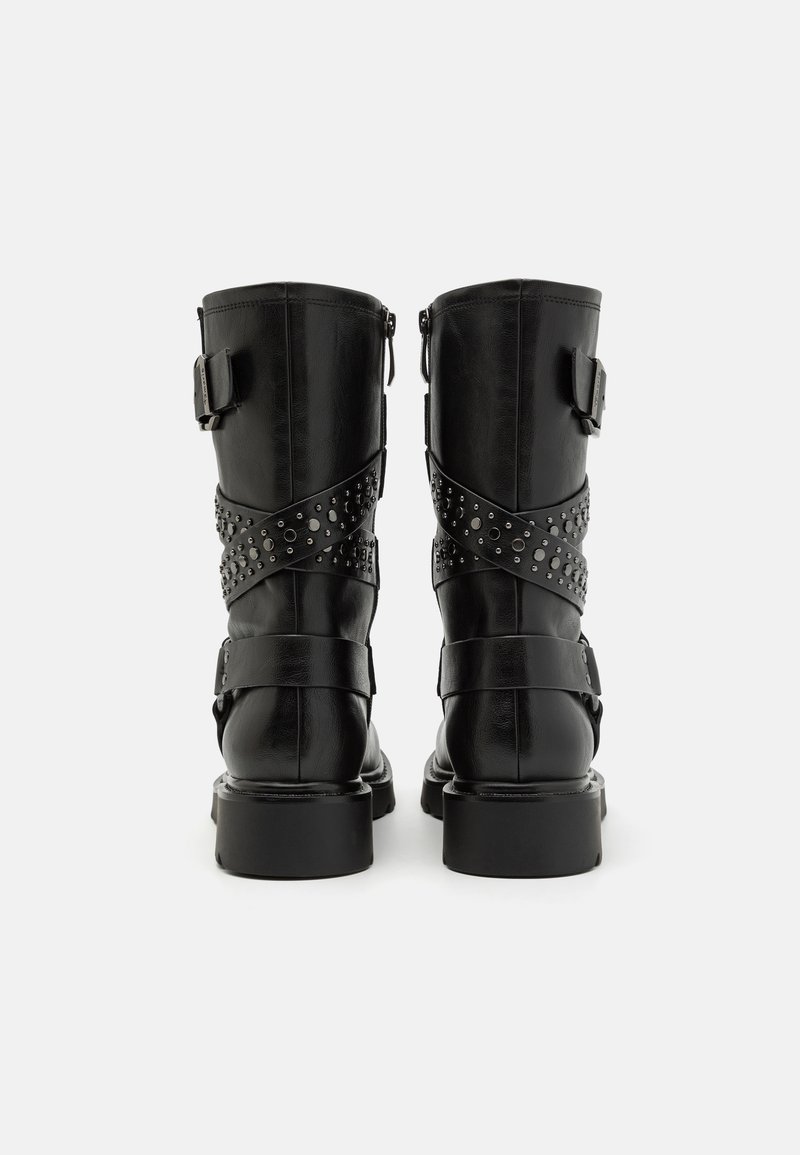 Schwarze Stiefel aus Kunstleder mit einem Design bis zur Mitte der Wade, ausgestattet mit Schnallenakzenten und genietetem Riemen. Strukturierte Oberfläche mit einer robusten Sohle.