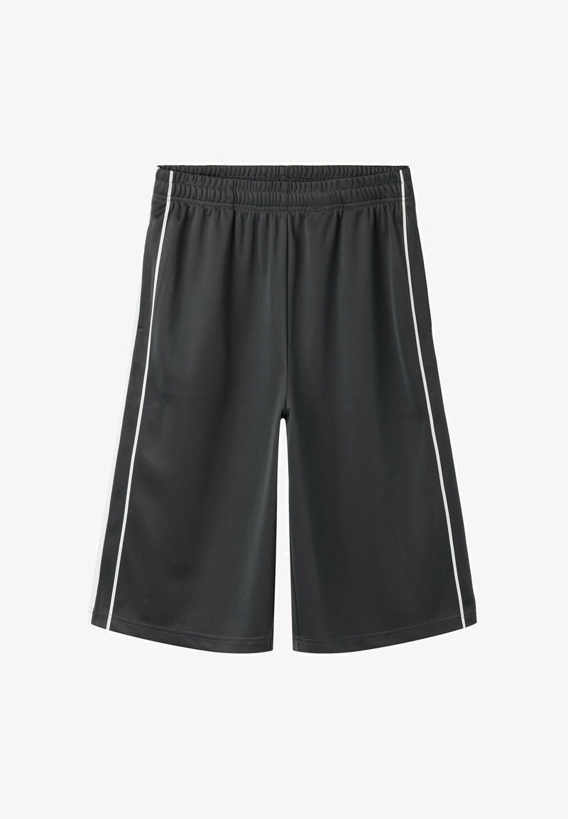 Shorts de sport noirs avec taille élastique et bandes latérales blanches, longueur genou, en tissu lisse.