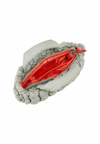 Borsa a sacchetto grigia con texture arricciata, chiusura con zip e rivestimento arancione. Presenta due manici imbottiti e un esterno liscio e resistente.