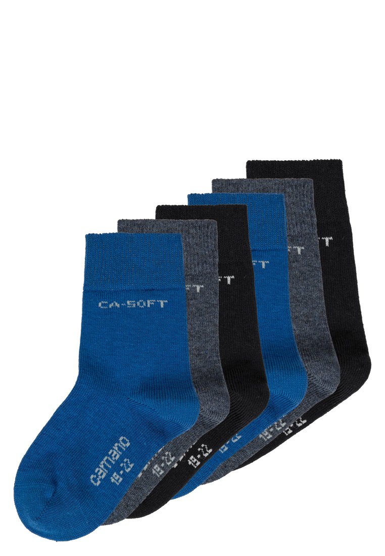 Set di cinque calzini in cotone nei colori blu, grigio e nero. Presentano una morbida texture a maglia e una banda a contrasto nella parte superiore con la scritta "CA:SOFT" stampata.