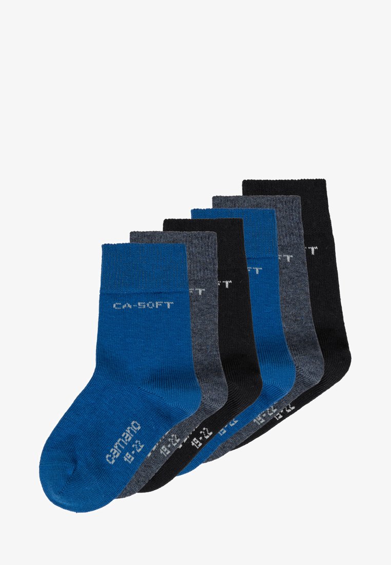 Set di cinque calzini in cotone nei colori blu, grigio e nero. Presentano una morbida texture a maglia e una banda a contrasto nella parte superiore con la scritta "CA:SOFT" stampata.