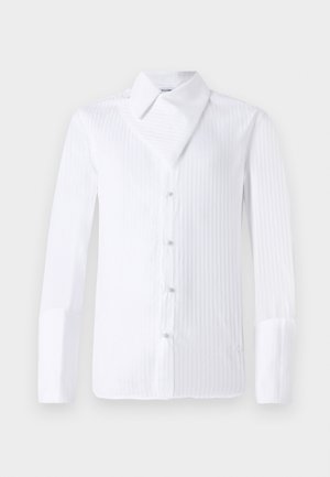 Camicia bianca a pulsante con righe verticali, colletto a punta, maniche lunghe e polsini. Realizzata in tessuto leggero, con una leggera lucentezza.