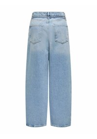 Jeans a gamba larga di denim azzurro chiaro con vita alta, dotati di due tasche posteriori e una texture sfumata.