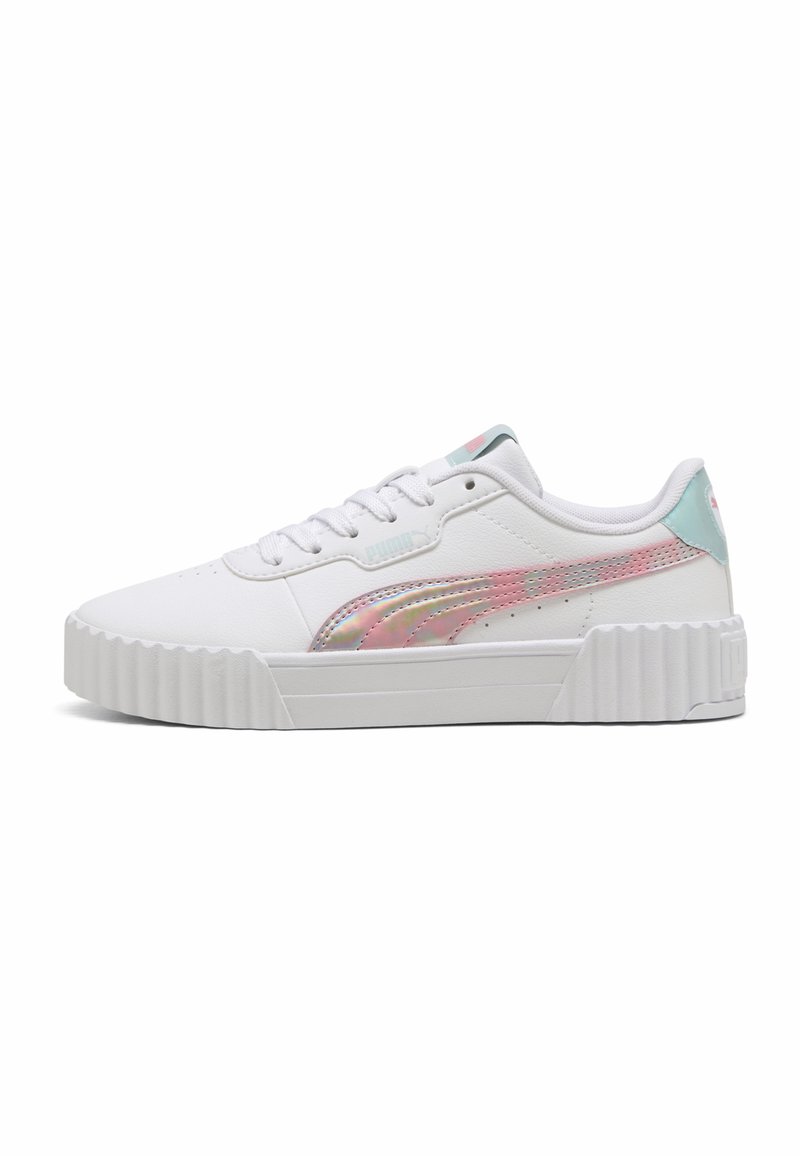 Weiße Ledersneaker mit einer strukturierten Sohle, die ein holografisches Logo-Detail und pastellfarbene Akzente an der Ferse und der Zunge aufweisen.