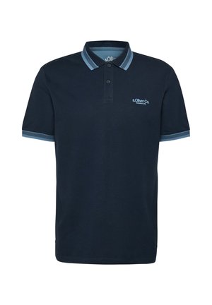 Marineblauw poloshirt met korte mouwen, lichtblauwe kraag en mouwboorden, knopen aan de voorkant en het "s.Oliver Co." logo op de borst.