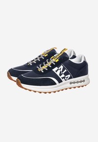 Sneakers blu navy con accenti gialli, upper in suede testurizzato e mesh, lacci bianchi e grigi, suola in gomma con motivo esagonale e branding.