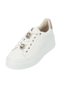 Sneakers platform bianchi con accenti decorativi, dotati di hardware dorato, gemme doppie sui lacci e un cappuccio del tallone metallico texturizzato.