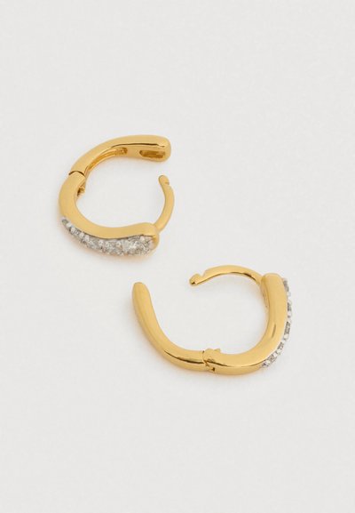 Cercei rotunzi din aur cu o textură netedă, având un rând de cristale clare pe o parte. Au un design închis, circular.