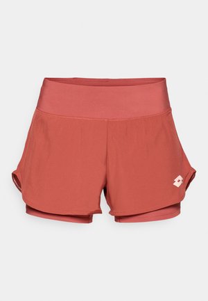 Raudoni, lengvi sportiniai šortai su plačia juosmens juosta, sluoksniuota struktūra ir mažuoju logotipu apatinėje kairėje pusėje. Minkšta tekstūra ir kvėpuojantis audinys.