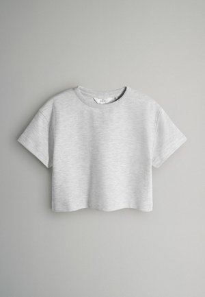 Šedé zkrácené tričko s krátkými rukávy, vyrobené z měkké látky, s kulatým výstřihem a hladkým, lehce texturovaným povrchem.