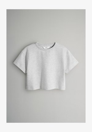 Šedé krátke tričko s krátkymi rukávmi, vyrobené z mäkkého materiálu, s okrúhlym výstrihom a hladkým, mierne textúrovaným povrchom.