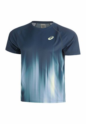 Marineblauw sportshirt met korte mouwen, verticale lichtblauwe en witte verloopstrepen en een klein Asics-logo op de borst.