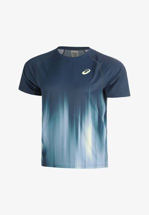 Marineblauw sportshirt met korte mouwen, verticale lichtblauwe en witte verloopstrepen en een klein Asics-logo op de borst.