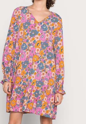 Florales Kleid aus leichtem Stoff, mit V-Ausschnitt, langen Puffärmeln und einem lebendigen Muster mit orangefarbenen, pinken und blauen Blumen.