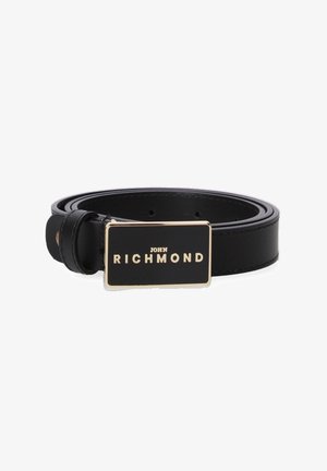 Ceinture en cuir noir roulée avec une boucle rectangulaire noire et dorée gravée du nom de la marque "John Richmond".