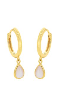 Goldfarbene Creolen mit einem tropfenförmigen, blassrosa Edelstein-Anhänger für zusätzlichen Detailreichtum. Sanfte Textur und elegantes Design.