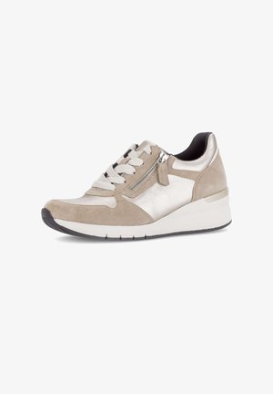 Baskets beiges et argentées avec une finition en daim et métal, dotées d'un détail zippé et d'une semelle compensée blanche. Lacets texturés et accents.